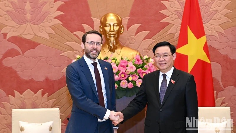 Le Président de l'Assemblée nationale (AN) Vuong Dinh Huê (à droite) et Ian Frew, ambassadeur du Royaume-Uni au Vietnam. Photo : NDEL.