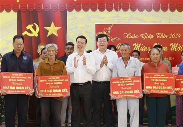 Le Président Vo Van Thuong remet symboliquement des maisons de solidarité à des familles démunies. Photo : VNA.