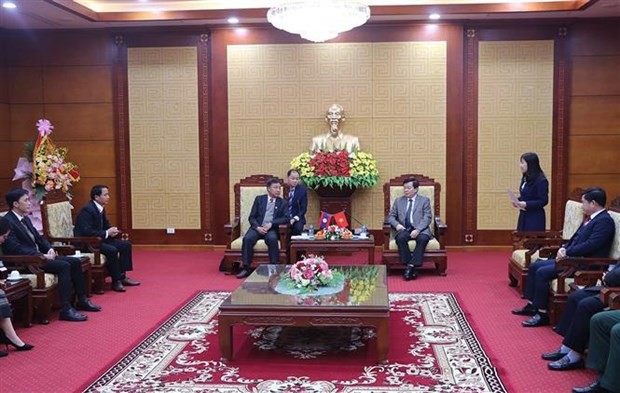 La réunion entre les dirigeants de Hoa Binh et de Houaphan. Photo : VNA.