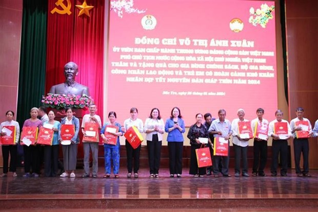 La Vice-Présidente Vo Thi Anh Xuân remet des cadeaux aux ménages bénéficiaires de politiques sociales et aux personnes défavorisées de Bên Tre. Photo : VNA.