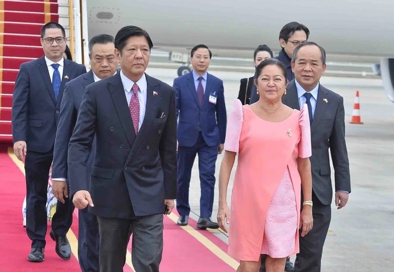 Le Président philippin Ferdinand Romualdez Marcos Jr. et son épouse arrivent à l’aéroport international de Nôi Bài (en banlieue de la capitale Hanoï). Photo : VNA.
