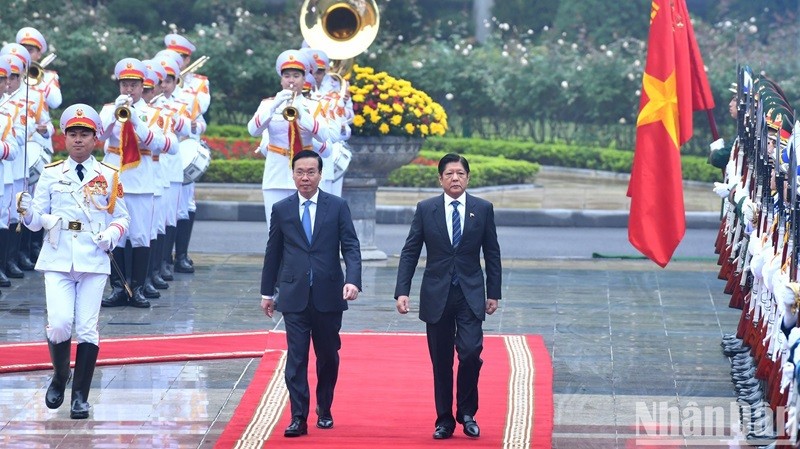 Le Président Vo Van Thuong et son homologue philippin Ferdinand Romualdez Marcos Jr. passent en revue la garde d'honneur de l'Armée populaire du Vietnam. Photo : Journal Nhân Dân.