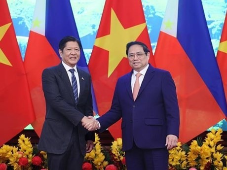 Le Premier ministre Pham Minh Chinh (droite) et le Président philippin Ferdinand Romualdez Marcos Jr. Photo: VNA 