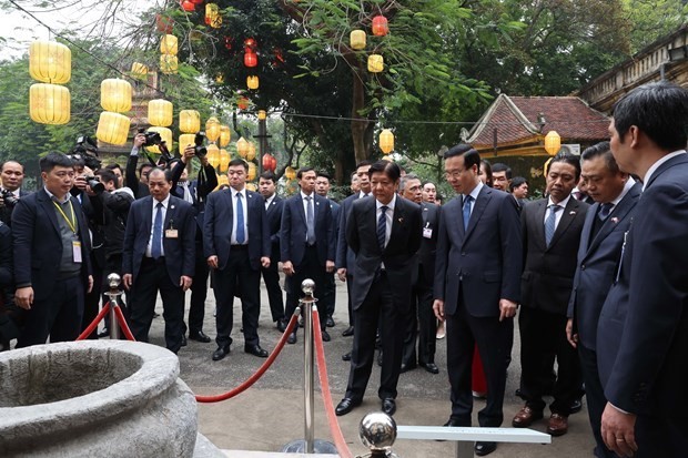 Le président Vo Van Thuong (1er rang, 4e à partir de la droite) et le président philippin Ferdinand Romualdez Marcos Jr. (1er rang, 5e à partir de la droite) visitent la cité impériale de Thang Long, à Hanoi, le 30 janvier. Photo : VNA.