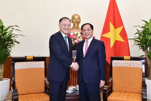 Le ministre vietnamien des Affaires étrangères, Bùi Thanh Son (à droite), et le ministre assistant des Affaires étrangères de Chine, Nong Rong, également secrétaire général du Comité de pilotage de la coopération bilatérale Chine-Vietnam. Photo : dangcongsan.vn