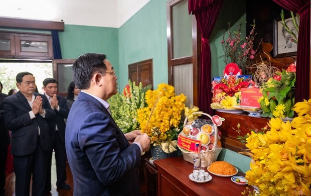 Le Président de l’Assemblée nationale Vuong Dinh Huê rend hommage au Président Hô Chi Minh dans la maison 67. Photo : quochoi.vn