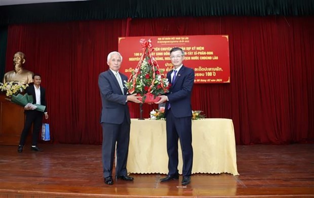 Khamphan Pheuyavong, secrétaire du Comité central du PPRL et chef de sa Commission centrale de Propagande et de Formation, et le conseiller de l'ambassade du Vietnam au Laos, Phan Minh Chiên (à droite). Photo : VNA.
