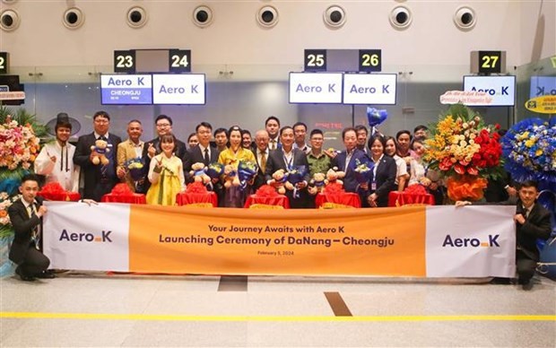 Les 170 passagers à bord du premier vol Aero K de Cheongju à Dà Nang. Photo : VNA.