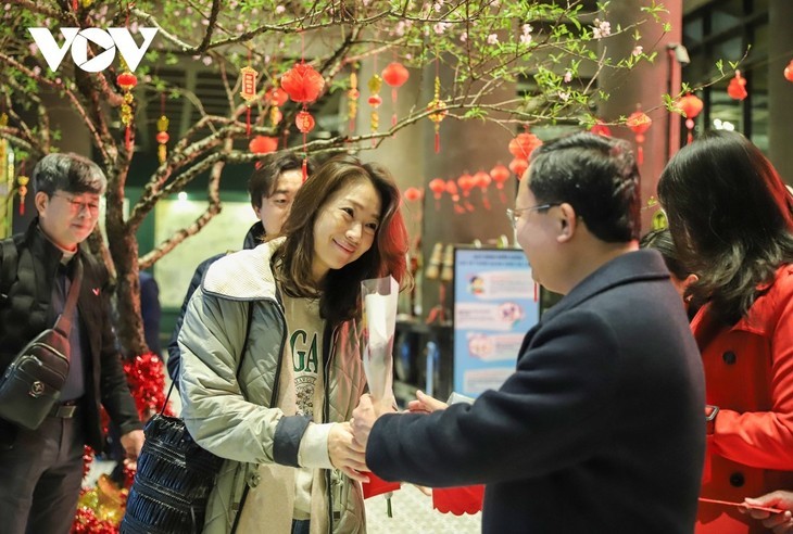 Ha Long accueille des milliers de visiteurs dès le premier jour de l'Année du Dragon