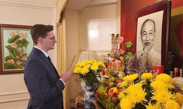 Le chercheur britannique sur la politique et l'histoire vietnamiennes, Kyril Whittaker offre de l'encens pour commémorer le président Hô Chi Minh à l'ambassade du Vietnam à Londres (Royaume-Uni). Photo : VNA