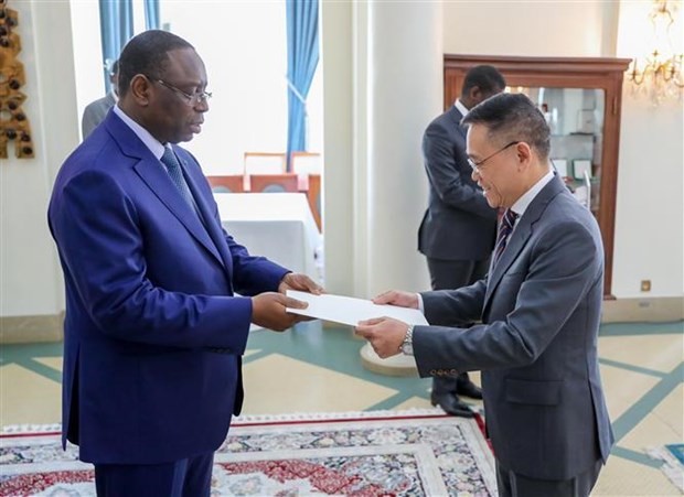 L'ambassadeur du Vietnam au Sénégal résidant en Algérie Tran Quoc Khanh (droite) présente au président sénégalais Macky Sall ses lettres de créances. Photo : VNA