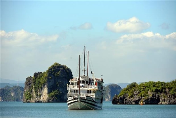 La baie de Ha Long,reconnue à deux reprises patrimoine naturel mondial, accueillera la flotte de 11 voiliers de course. Photo : VNA.