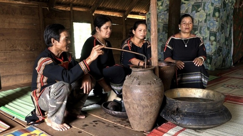 Outre des maisons longues traditionnelles, de nombreux Ede continuent de fabriquer du « rượu cần » et de tisser des brocatelles. Photo : VOV.