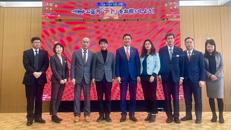 L'ambassadeur Pham Quang Hiêu, le gouverneur de Gunma et les délégués ont pris des photos souvenirs lors de la cérémonie d'ouverture. Photo : baoquocte.