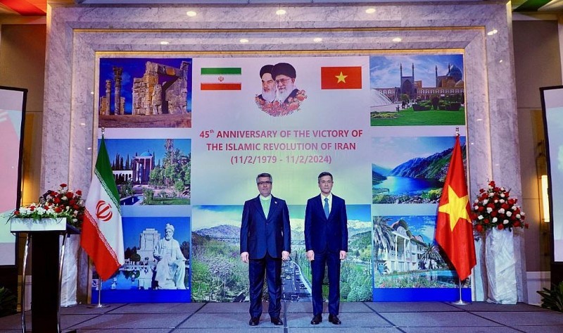 L'ambassadeur iranien au Vietnam Ali Akbar Nazari (à gauche) et l'assistant du ministre des Affaires étrangères Nguyên Minh Vu lors du 45e anniversaire de la fête nationale iranienne, le 19 février à Hanoï. Photo : baquocte.