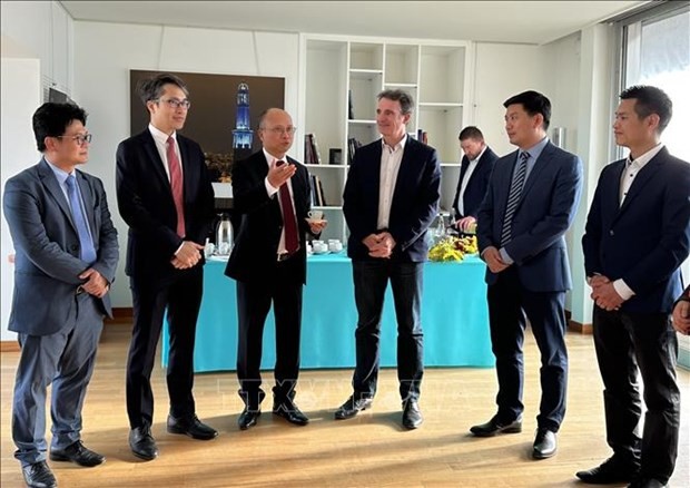 L'ambassadeur Dinh Toàn Thang (3e à gauche) et des responsables de Grenoble. Photo : VNA.