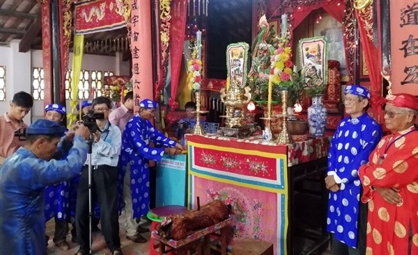 Un rituel lors de la fête commémorant le Confucius à Van Thanh Miêu, province de Vinh Long. Photo : VOV.