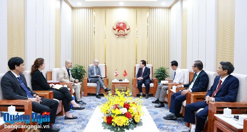 Le vice-président du Comité populaire de la province de Quang Ngai, Vo Phiên, reçoit l’ambassadeur du Canada au Vietnam, Shawn Steil. Photo : baoquangngai.
