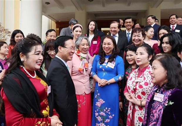 Le Président Vo Van Thuong rencontre 210 intellectuels, scientifiques et artistes distingués à l'occasion du Nouvel An du Dragon. Photo : VNA.