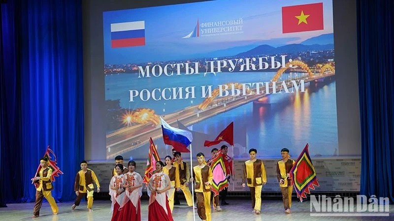 Images des drapeaux nationaux du Vietnam et de la Russie lors de l’évènement.