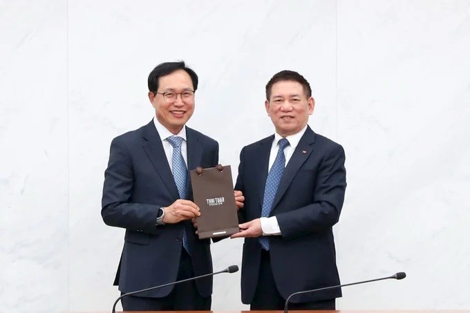 Le ministre vietnamien des Finances, Hô Duc Phoc (à droite), et Choi Joo-ho, directeur général de Samsung Vietnam. Photo : TCDN.