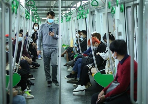 Passagers sur la ligne de métro Cat Linh - Hà Dông, à Hanoï, capitale vietnamienne. Photo : VNA.