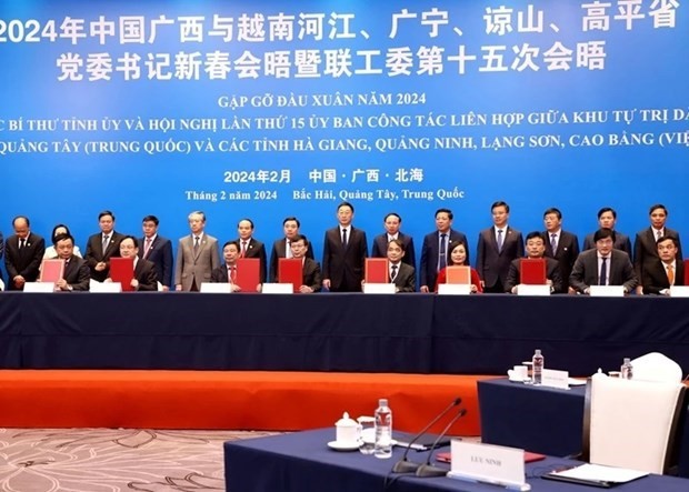 Le secrétaire du Comité du Parti de la région autonome Zhuang du Guangxi, Liu Ning, et les secrétaires des provinces de Hà Giang, Quang Ninh, Lang Son et Cao Bang assistent à la cérémonie de signature de l’accord entre les deux parties. Photo : dangcongsan.vn