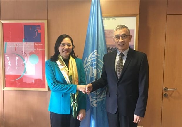 Le directeur général adjoint de l’UNESCO Qu Xing reçoit l’ambassadrice Nguyên Thi Vân Anh, représentante permanente du Vietnam auprès de l’UNESCO. Photo : VNA.