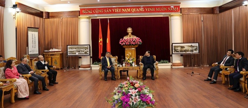 Le secrétaire du Comité provincial du Parti de Nam Dinh, Pham Gia Tuc (à droite), et Somsack Chutana, représentant en chef du Gulf au Vietnam. Photo : daidoanket
