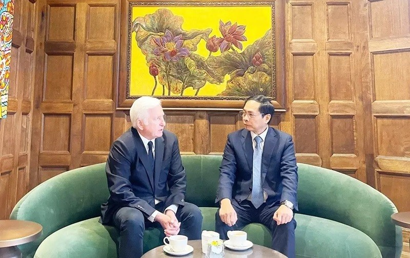 Le ministre vietnamien des Affaires étrangères Bùi Thanh Son (à droite) a rencontré Patrick Gerard McKillen, consul honoraire du Vietnam à Dublin. Photo : baoquocte.