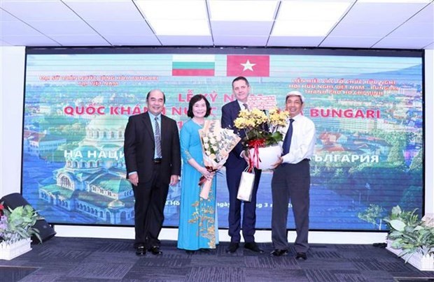 L’ambassadeur de Bulgarie au Vietnam, Pavlin Todorov, recevant des bouquets de fleurs de félicitations de la part de l’Union des organisations d’amitié de Hô Chi Minh-Ville et de l’Association d’Amitié Vietnam - Bulgarie de Hanoi. Photo : VNA.