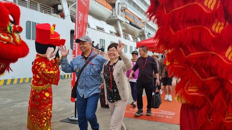 La province vietnamienne de Quang Ninh accueille le premier groupe de touristes chinois en 2024. Photo : NDEL.