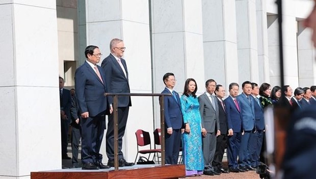 Le Premier ministre australien, Anthony Albanese, et le Premier ministre vietnamien, Pham Minh Chinh, lors de la cérémonie d'accueil. Photo : VNA.