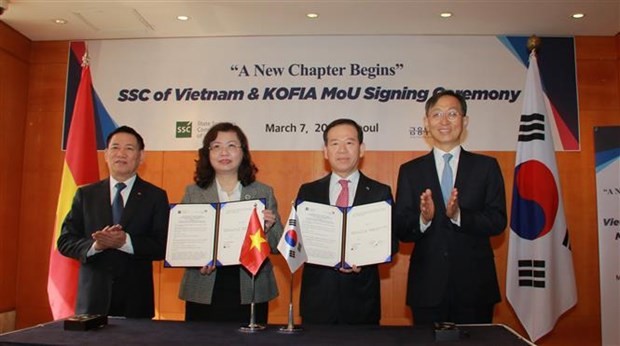 Cérémonie de signature d'un protocole d'accord entre la Commission nationale des valeurs mobilières du Vietnam et l'Association sud-coréenne des investissements financiers. Photo : VNA.