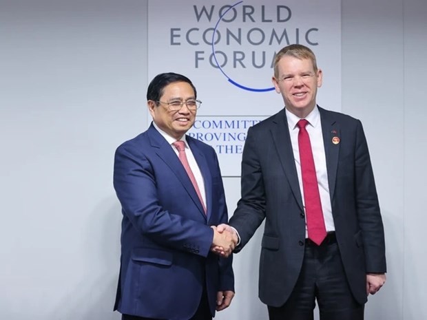 Le Premier ministre Pham Minh Chinh (à gauche) rencontre le Premier ministre néo-zélandais Chris Hipkins, à l'occasion de leur participation au Forum économique mondial (WEF) à Tianjin, en Chine, en 2023. Photo : VNA.