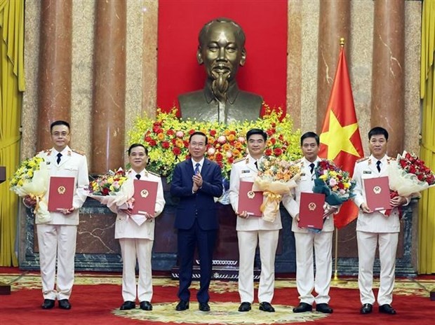 Le Président remet les décisions de nomination de procureurs du Parquet populaire suprême. Photo : VNA.