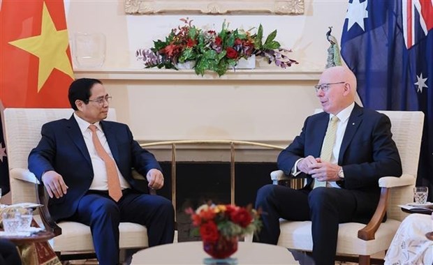 Le Premier ministre Pham Minh Chinh (à gauche) rencontre à Canberra le gouverneur général d’Australie, David Hurley. Photo : VNA.