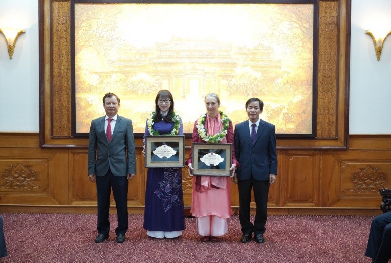Le titre de citoyenneté honoraire de Thua Thiên-Huê a été décerné à Andrea Teufel et Kazuyo Watanabe, le 7 mars. Photo : CAND.