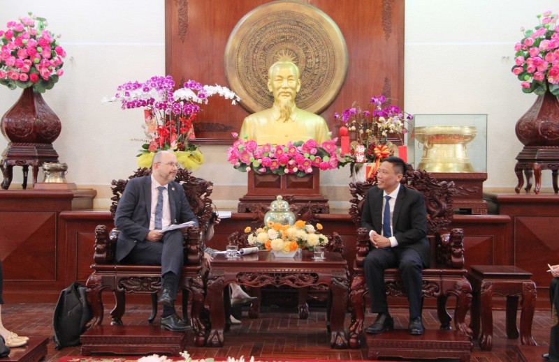 Le vice-président du Comité populaire municipal, Nguyên Thuc Hiên, et l’ambassadeur de Suisse au Vietnam, Thomas Gass. Photo : thoidai.com.vn