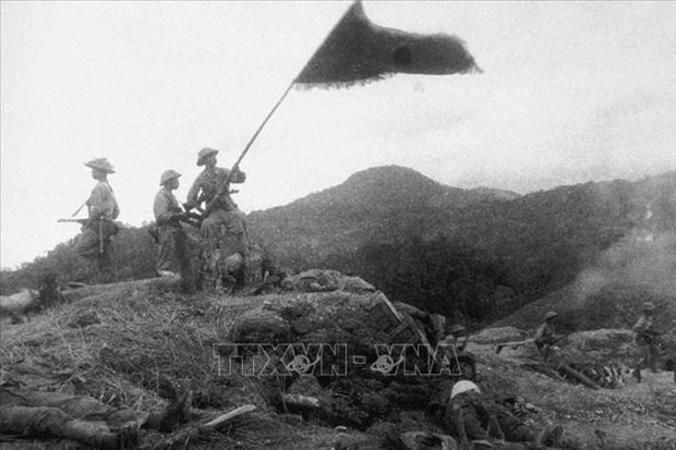 Le drapeau de l'armée vietnamienne flotte sur la colline de Him Lam, le 13 mars 1954. Photo d'archives : VNA.