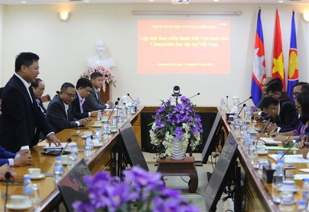 La rencontre entre l'ambassadeur du Vietnam au Cambodge, Nguyên Huy Tang et les dirigeants de l'Association des Anciens étudiants cambodgiens au Vietnam. Photo : VNA.