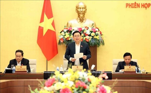 Le Président de l’AN Vuong Dinh Huê (debout, au milieu) Photo : VNA.