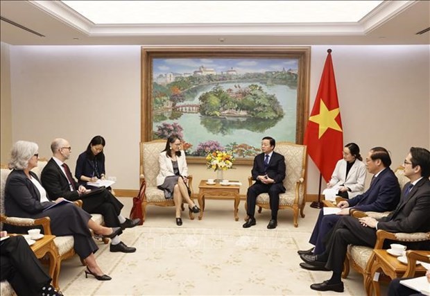 Le Vice-Premier ministre Trân Hông Hà reçoit l'ambassadrice du Canada pour les changements climatiques, Catherine Stewart. Photo : VNA.