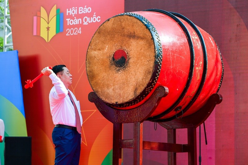 Le chef de la Commission centrale de Propagande et d’Éducation du Parti, Nguyên Trong Nghia, a battu le tambour pour ouvrir le Festival national de la presse 2024. 