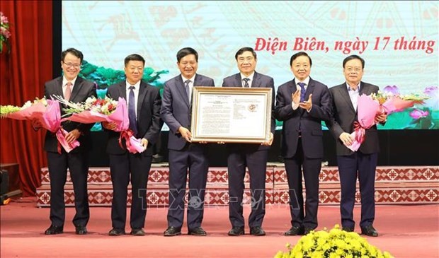 Lors de la cérémonie de remise de décision d'approbation du plan d’aménagement provincial pour la période 2021 - 2030, avec une vision pour 2050 de Diên Biên. Photo : VNA.