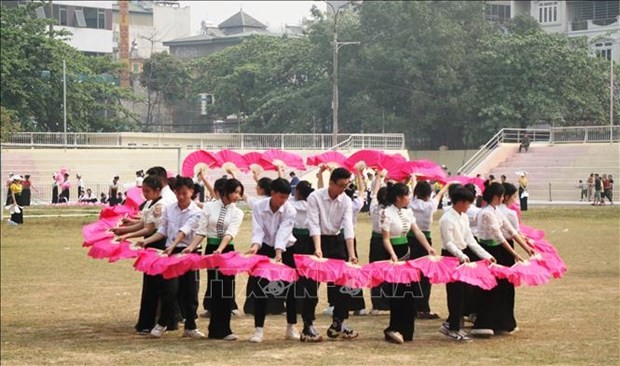 Plus de 2.000 personnes participent à une danse xoè. Photo : VNA.
