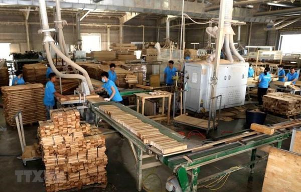 Les entreprises de bois et de meubles exhortées à utiliser le commerce électronique pour dynamiser leurs exportations. Photo : VNA