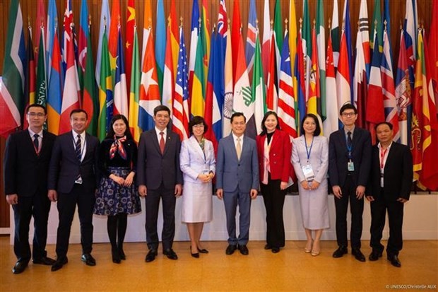 La délégation vietnamienne à la 219e session du Conseil exécutif de l’UNESCO. Photo : VNA.