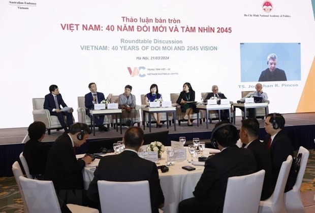 Lors de la table ronde intitulée "Vietnam : 40 ans de "Đổi mới" (Renouveau) et vision 2045". Photo : VNA.