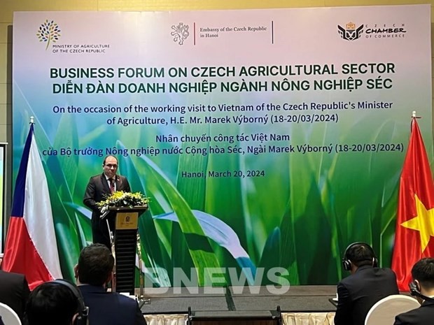 Le ministre tchèque de l'Agriculture, Marek Vyborny s'exprime lors du forum. Photo : VNA.